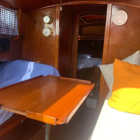 Segelboot In Strandnahe Botel *
