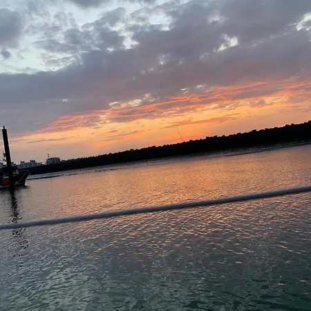 Botel Segelboot In Strandnahe *
